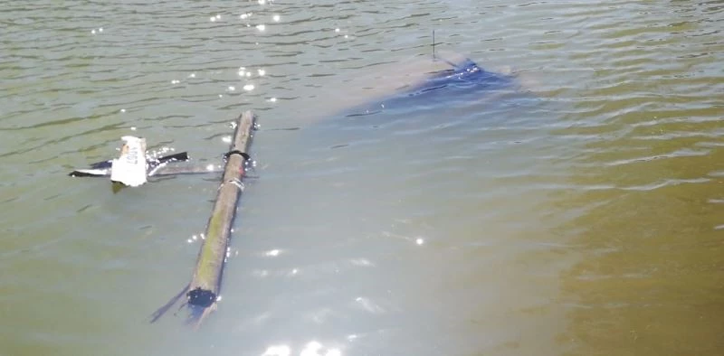 Önce ağaca, sonra demirli tekneye çarpan araç sulara gömüldü
