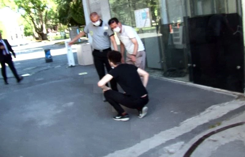 Koşarak sınava geldi, okul kapsında hayatının şokunu yaşadı
