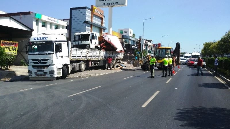 Üst geçidin yüksekliğini hesaplayamadı, trafiği felç etti
