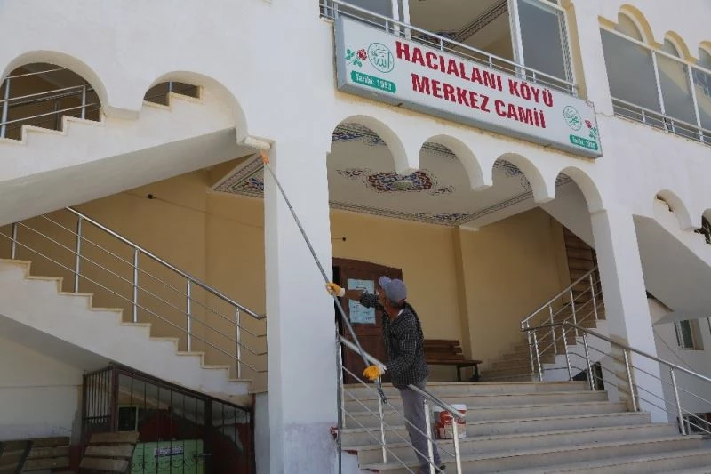 Erdemli’de cami çevreleri düzenleniyor
