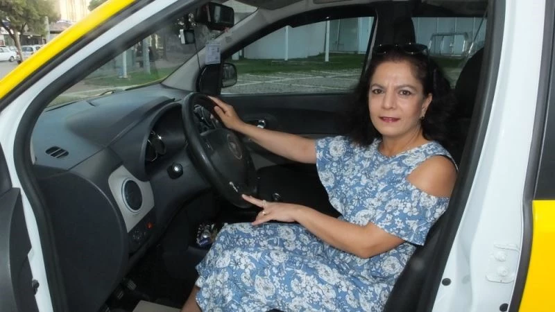 İlçenin ilk kadın taksicisi oldu
