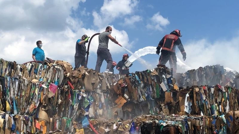 Fabrikanın açık depolama alanındaki atık kağıtlar alev alev yandı
