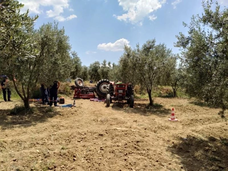 Devrilen traktörünün altında can verdi
