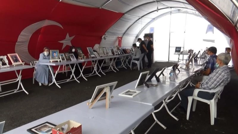 HDP önündeki ailelerin evlat nöbeti 301’inci gününde
