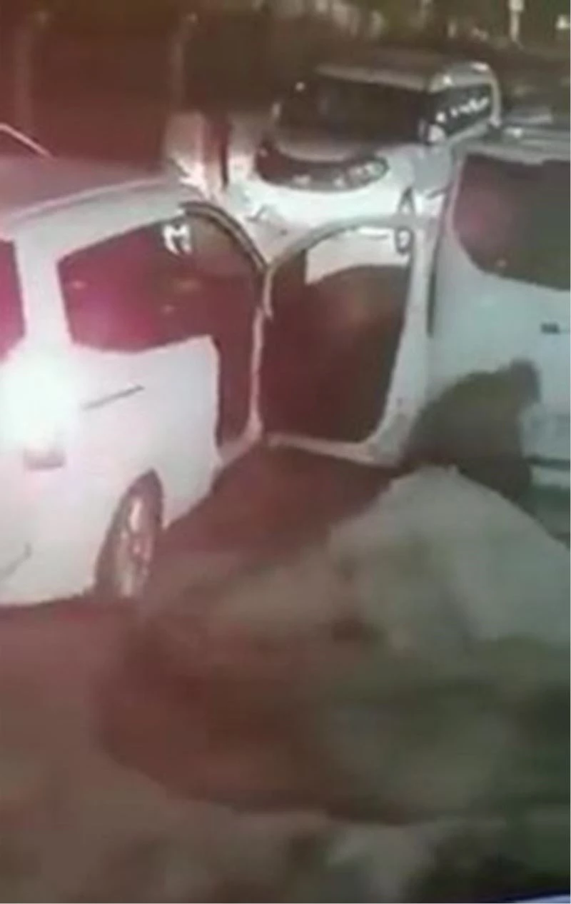 (Özel) Hırsızın, minibüsün altındaki stepne lastiği çaldığı anlar kamerada
