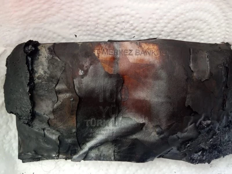 Oğlunun eğitim masrafı için biriktirdiği paralar yandı
