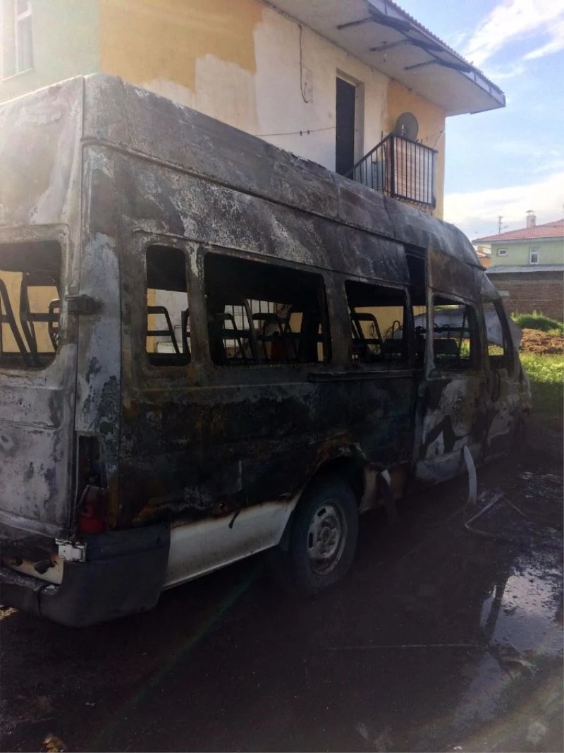 Mahalle muhtarına ait minibüs gece yarısı yandı
