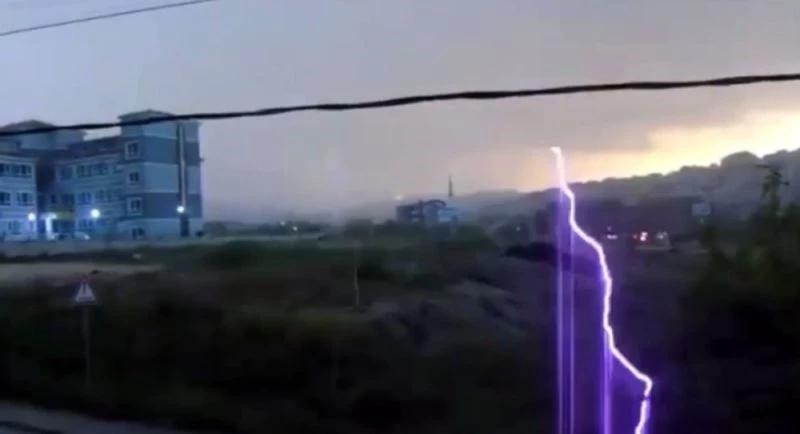 Bursa’da yıldırımın düşme anı kameraya yansıdı
