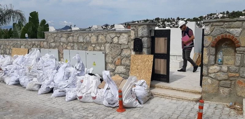 Yılmaz Özdil’in ofis diye alıp yazlık eve çevirdiği villanın yıkımı devam ediyor
