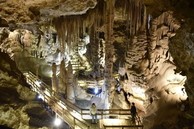 150 milyon yıl yaşındaki yer altı sarayında turizm sezonu başladı
