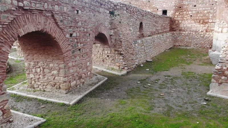 (Özel) 2 Bin yıllık Roma surlarını spreyle boyayıp, yanında ateş yaktılar
