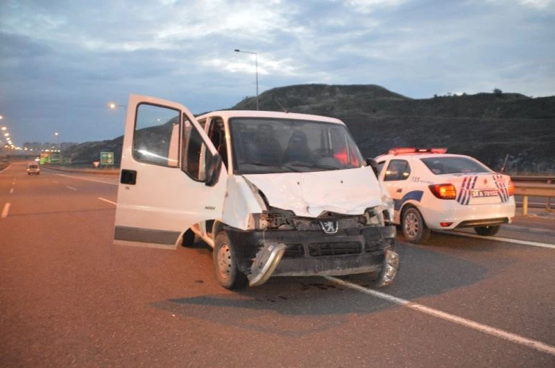 Minibüs ile otoyola ters yönden giren 6 hırsızlık şüphelisinden 4’ü yakalanarak gözaltına alındı
