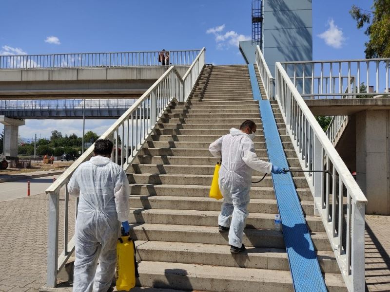 Üst geçitler dezenfekte ediliyor

