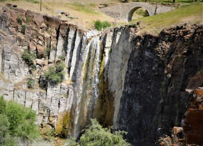 4 mevsim akan, Nişankaya şelalesi baharla coştu
