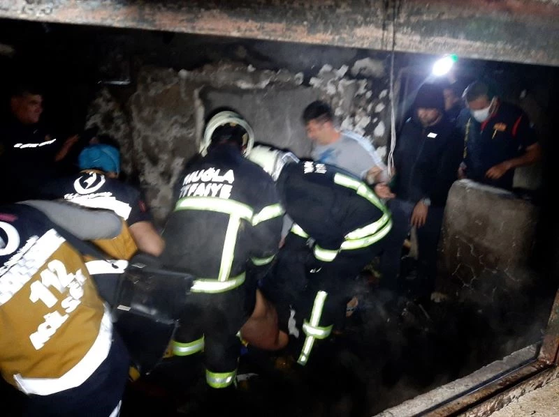 Evini ateşe verip, kendini içeriye kilitledi
