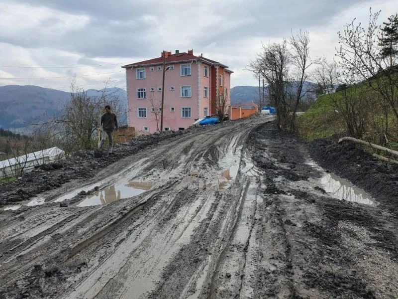 Yarım asırdır yolu yapılmayan köylüler, isyan etti
