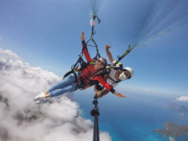 Aylardır en riskli görevi yürüten sağlık çalışanları, gökyüzünde stres attı
