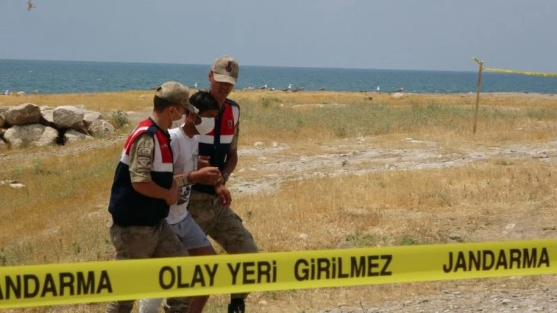 Battığı iddia edilen tekneden sağ kurtulan kişi arama çalışmalarına katıldı
