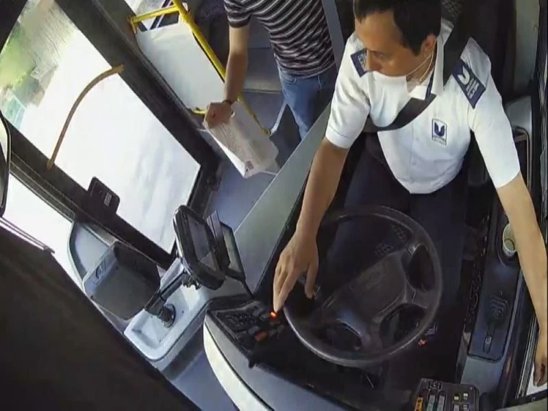 Sınav heyecanıyla yanlış otobüse binen öğrencileri, şoför güzergahını değiştirerek okula yetiştirdi
