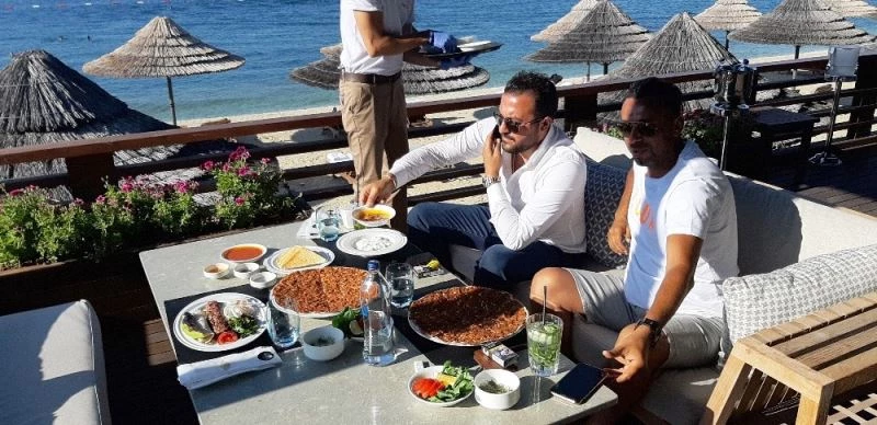 Fahiş fiyatlarıyla dudak uçuklatan restoran görüntülendi
