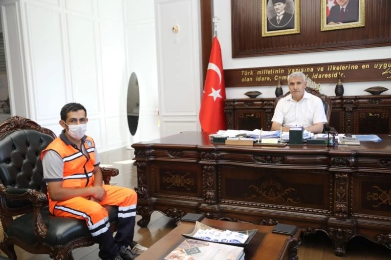 Temizlik görevlisinden örnek davranış
