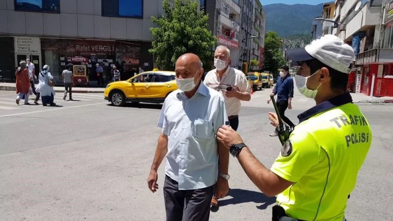 Polis memuru ‘Can güvenliği’ için yaya geçidini gösterdi
