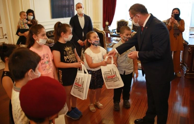 Oyuncaklarını satıp Mehmetçik Vakfına Bağışta bulundular
