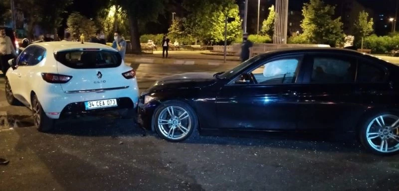 Kırmızı ışıkta geçti, 4 arabanın kaza yapmasına sebebiyet verdi
