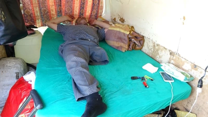 (Özel) Tek bacaklı adam minibüste yaşıyor
