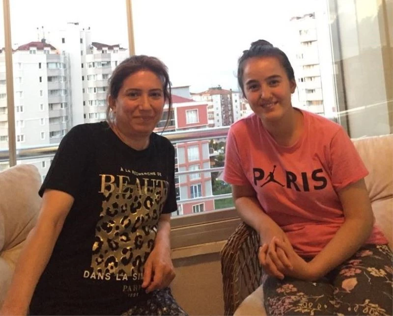 Sınav için kırsal mahalleden gelen öğrencisine kucak açtı
