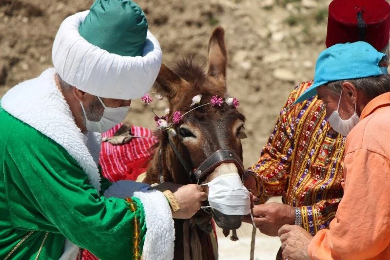 Önce eşeğe maske takıldı sonra göle maya çalındı
