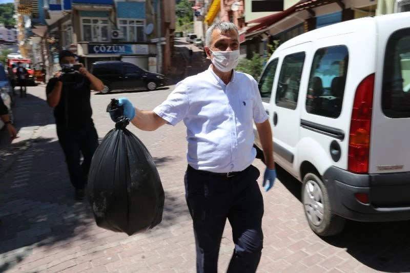 Evden yayılan koku ekipleri harekete geçirdi, içeriden çıkan şoke etti
