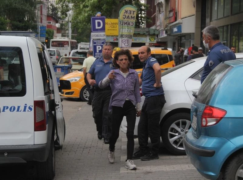 Sarhoş kadın taksiciye bıçak çekip aynalarını kırdı
