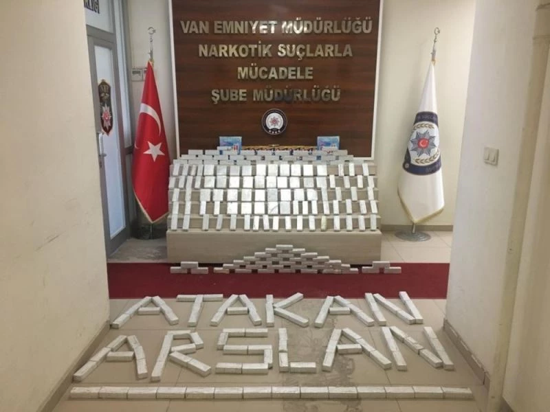 Zeyna ve Zeus’un katıldığı operasyonda 82 kilo eroin ele geçirildi
