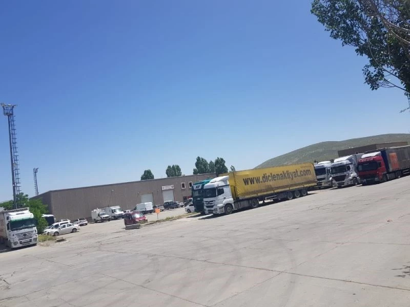 Gürbulak Sınır Kapısı’nda tır geçişi başladı
