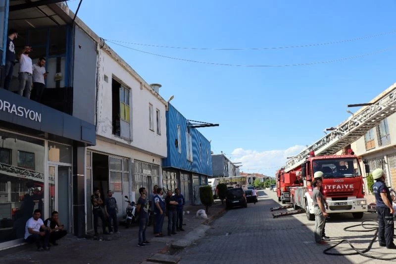 Yangını çevredeki vatandaşlar film gibi, dükkan çalışanı ise gözü yaşlı izledi
