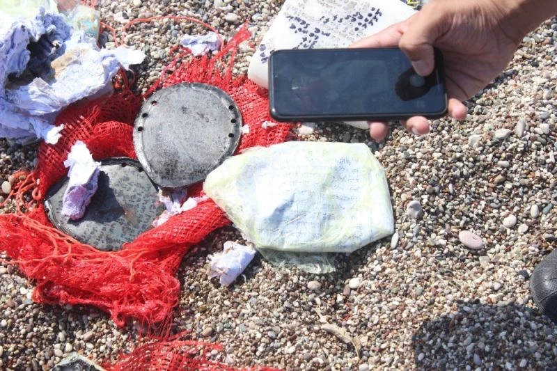 Sahildeki şüpheli çuvallardan büyü malzemeleri çıktı
