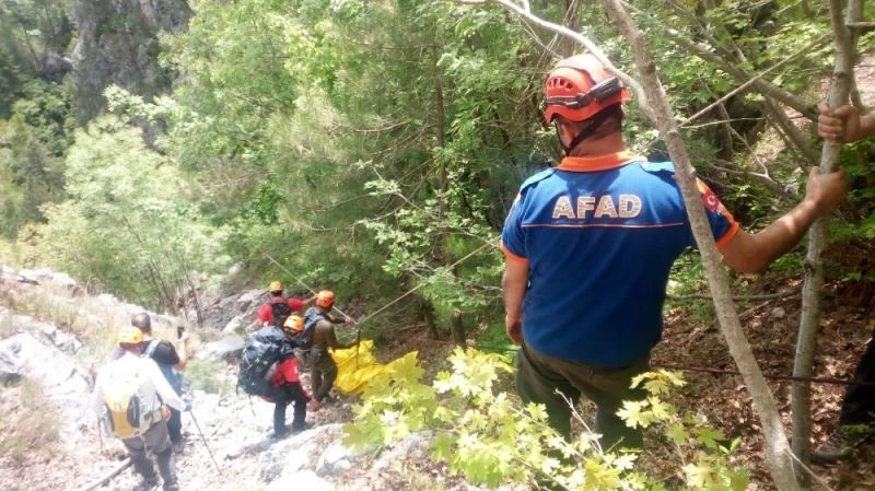 Kayalıklardan düşen dağcının cansız bedeni çıkarıldı
