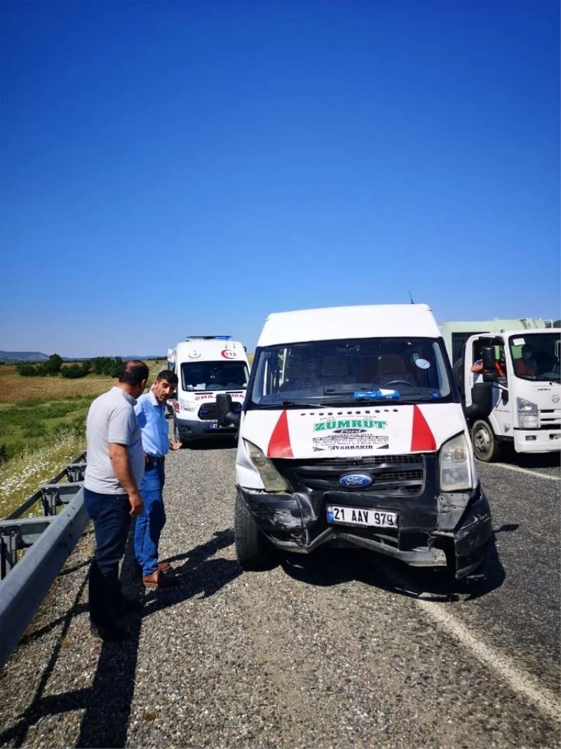 Tekerleği yerinden çıkan araç bariyerlere çarptı: 4 yaralı
