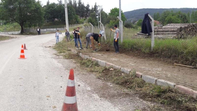 İvrindili gençler belediye işçilerine yardım etti
