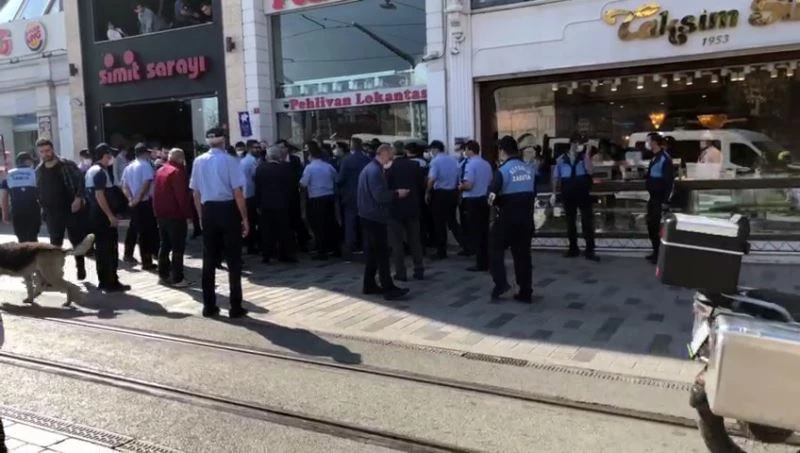İstiklal Caddesinde Beyoğlu ve İBB zabıtaları arasında gerginlik
