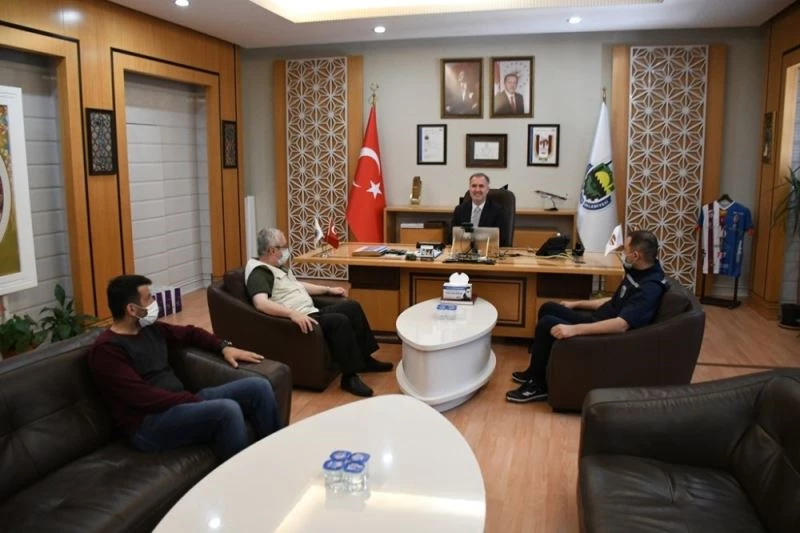 Fikirleriyle İnegöl’e Katkı Sağlayan Vatandaşlara hediye takdimi
