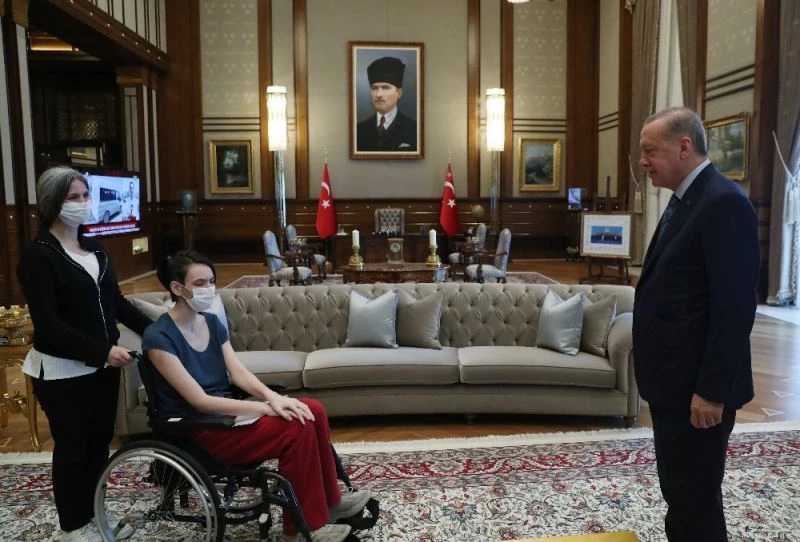 Cumhurbaşkanı Erdoğan, milli voleybolcu Meltem Çetin’i kabul etti
