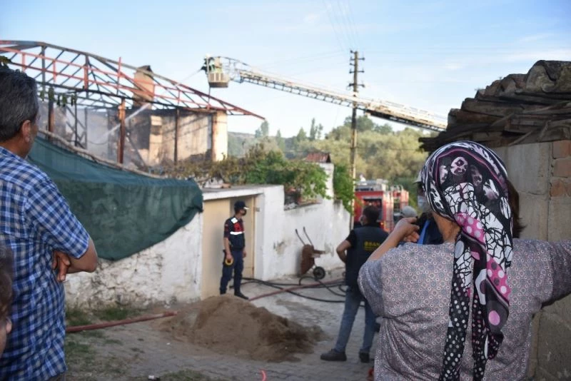 Kaynak kıvılcımı evi yok etti,
