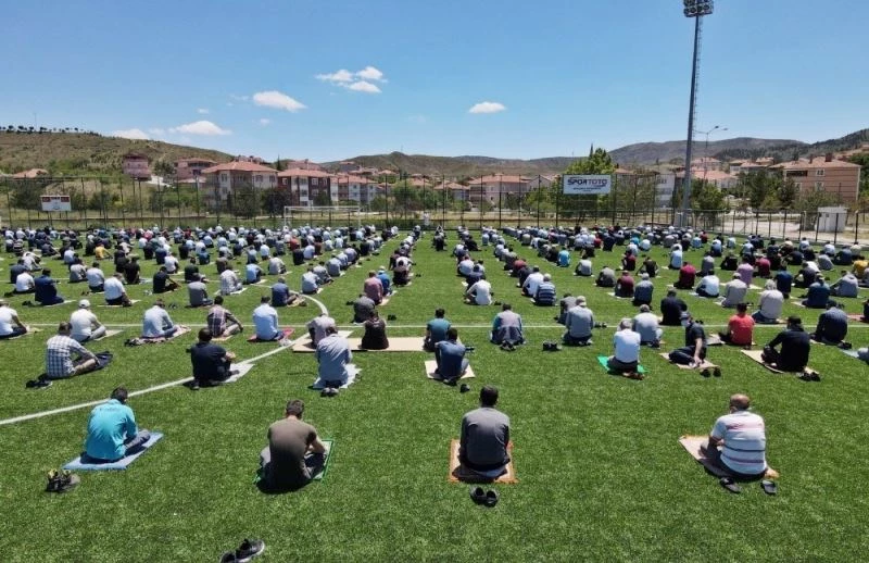 Cuma namazı için stadyumu doldurdular

