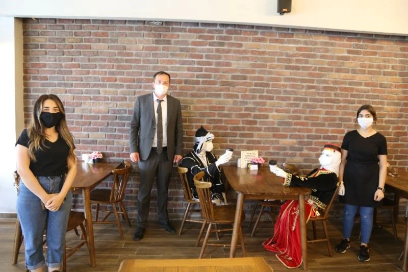 Karadenizli kafe işletmecisinden ilginç sosyal mesafe önlemi
