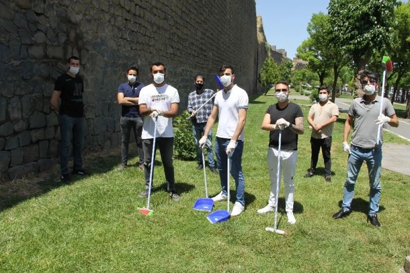 Sosyal medya fenomenleri Dünya Çevre Günü’nde tarihi surları temizledi
