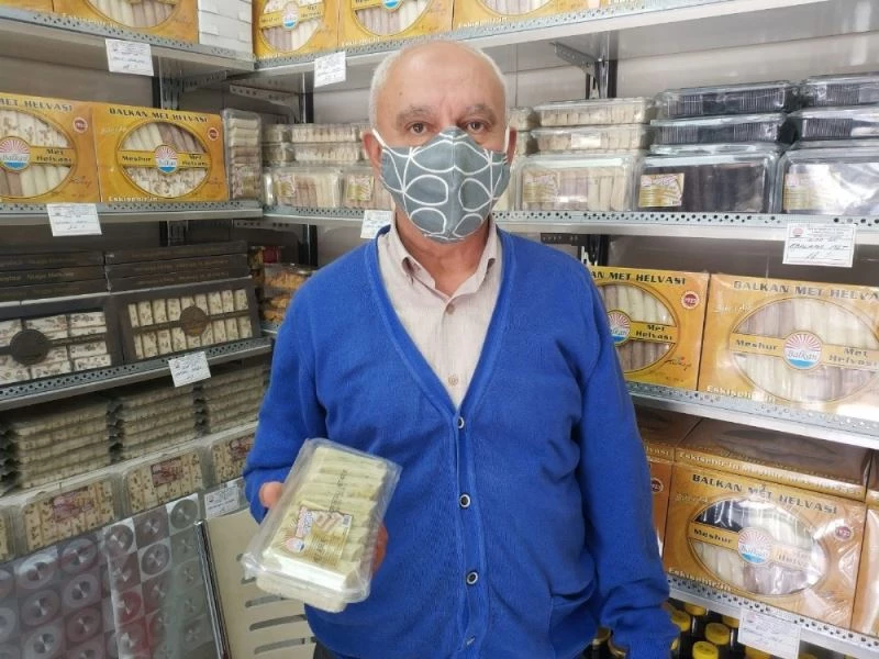 Kepenk açan helvacılar işlerinin açılmasını umuyor
