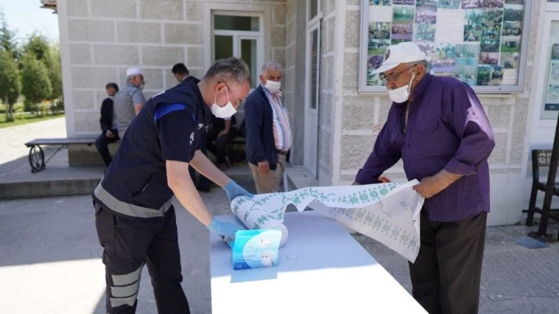 Camilerde tek kullanımlık seccade ve maske dağıtımı yapıldı
