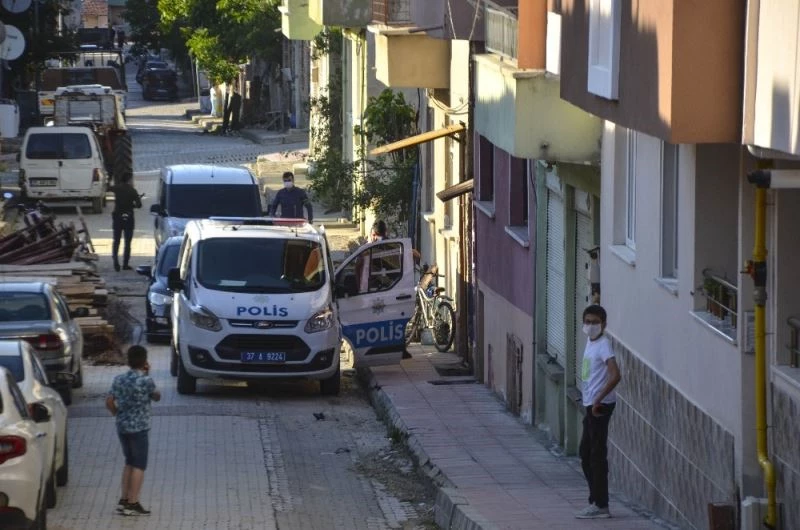 Kavgalı olduğu eşini vurup polise teslim oldu
